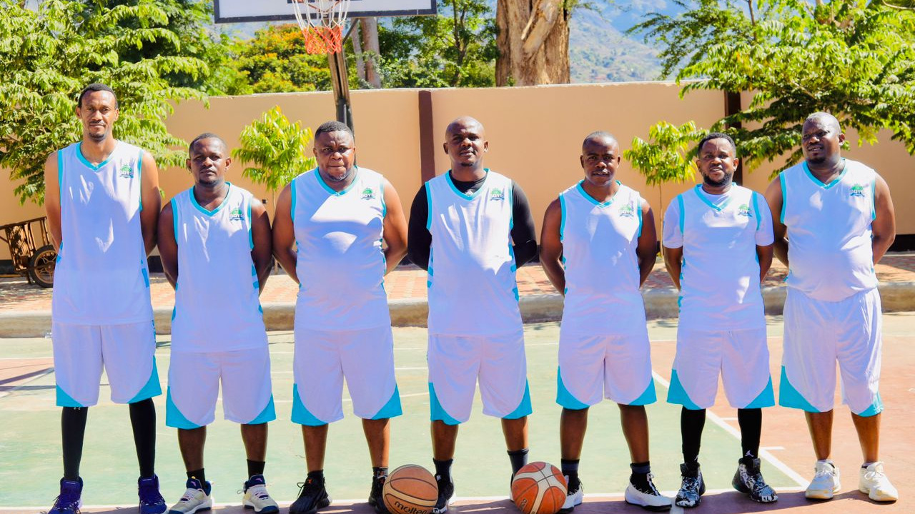 WACHEZAJI WA TIMU YA MPIRA WA KIKAPU YA MAMLAKA YA UDHIBITI WA MBOLEA TANZANIA (TFRA)