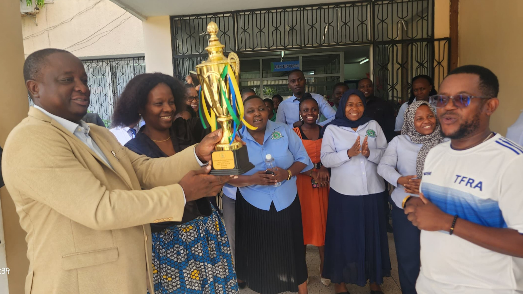 Wachezaji TFRA wakabidhi makombe kwa uongozi wa Mamlaka